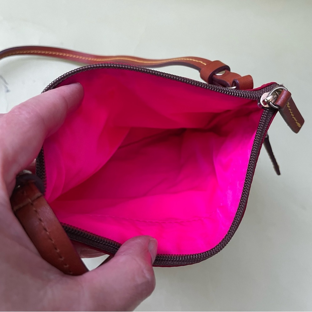Crimson/brown Dooney & Bourke vinyl/leather crossbody bag - Picture 11 of 12